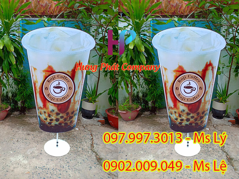 chân dựng ly trà sữa ngoài trời đẹp