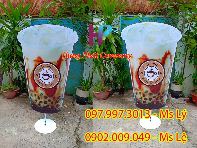 chân dựng ly trà sữa ngoài trời chịu gió