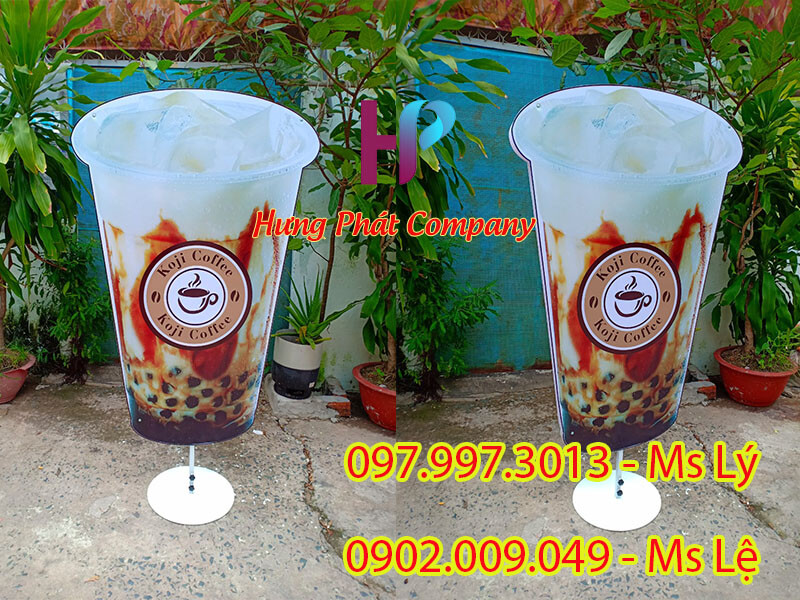 chân dựng ly trà sữa ngoài trời