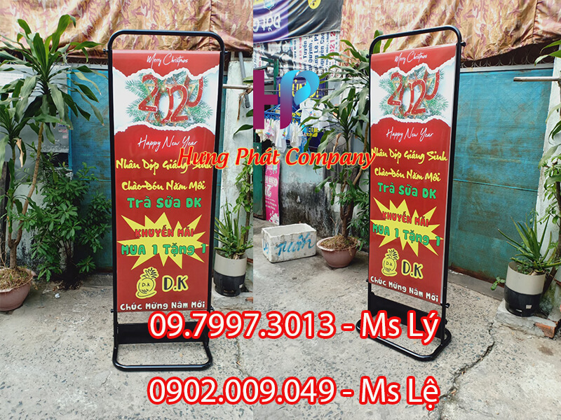 standee treo quảng cáo 2 mặt lắp ráp