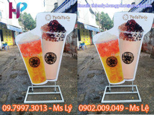 chân dựng ly trà sữa quảng cáo ngoài trời