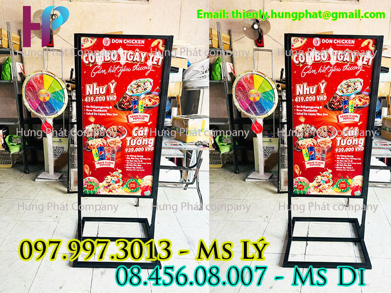 chân quảng cáo ngoài trời 2 mặt